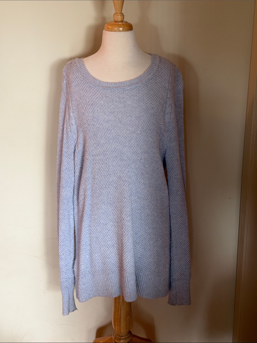 EUC Women’s Loft Large Light Blue Knit Long Sleeve Sweater With Classic Crewneck